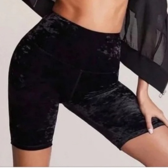 Good American Crushing It Velvet Biker Shorts in Black Size 2 Medium - Picture 1 of 9